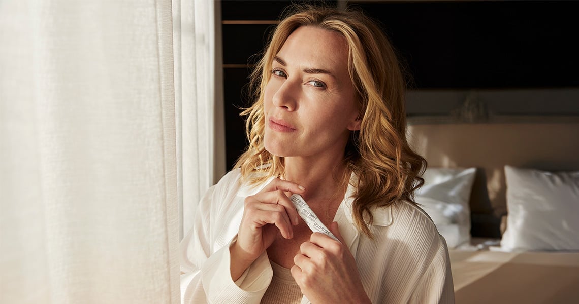 Ambasadorka Oslo Skin Lab, Kate Winslet, trzymająca saszetkę kolagenu The Solution