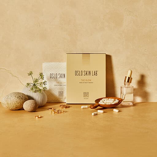 Opakowanie kapsułek The Glow na pomarańczowym tle